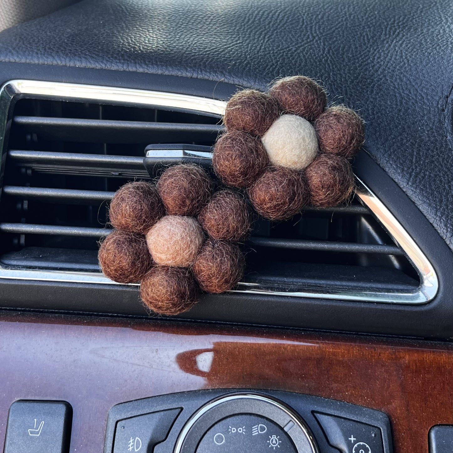 Neutral Daisy Car Vent Clip